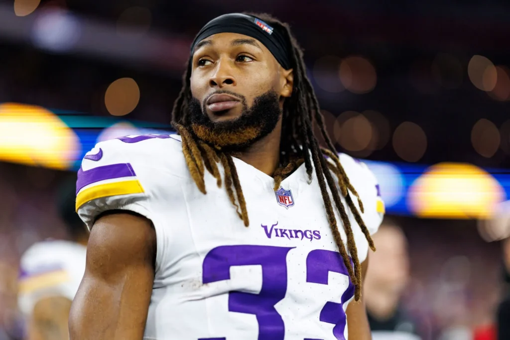 NFL NEWS: Chicago Bears Are Officially Finalizing the trading of Minnesota Vikings Star Running Back Aaron Jones on a Lucrative 4-yrs $125.8 million trade, in exchange Minnesota Vikings will receive $10m cash plus 2026 2nd Rounds Picks, 2027 4th round picks and 2028 9th round picks including.. see more…