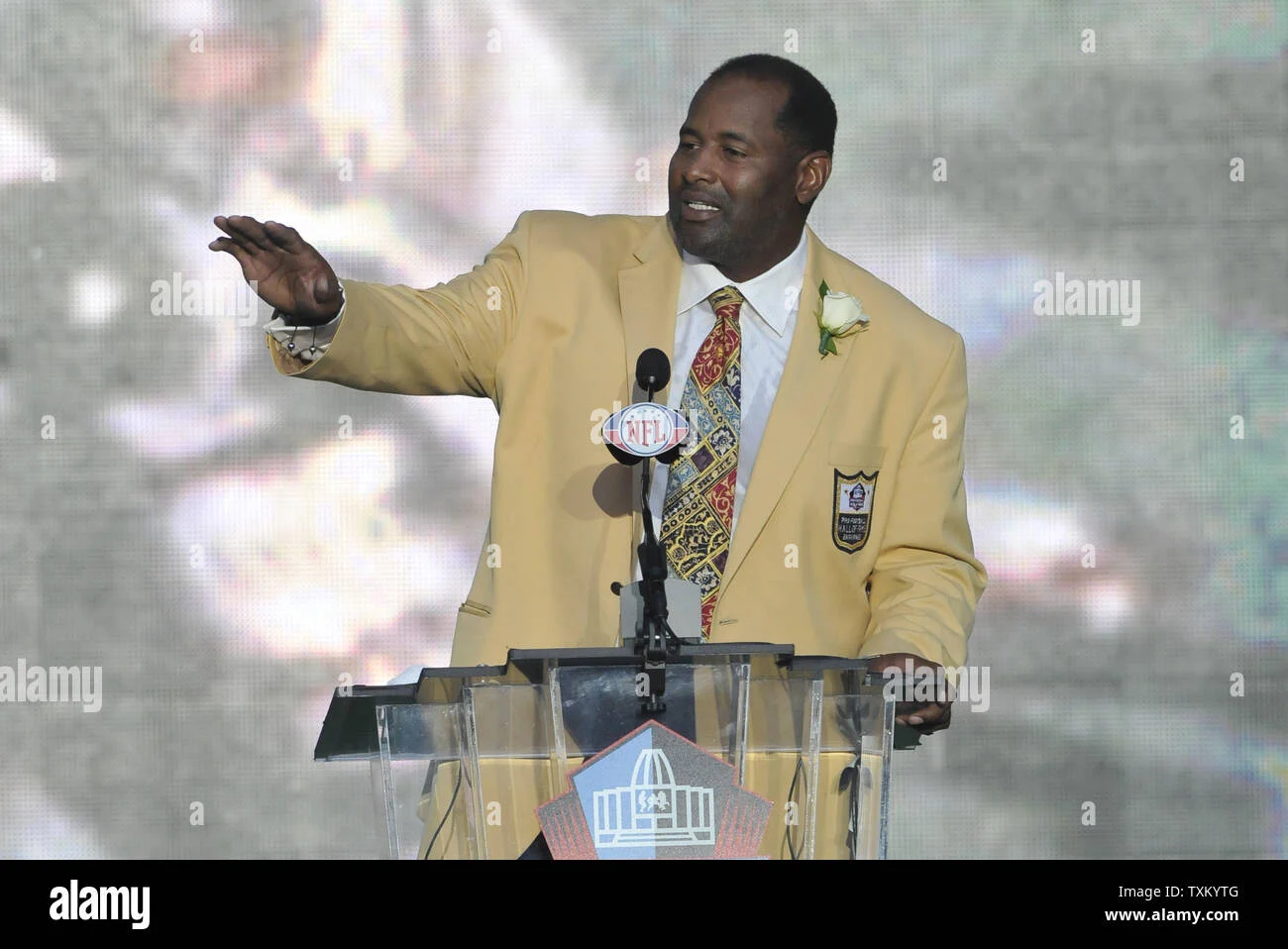 BREAKING NEWS: Excitements Hit Soldier Field stadium as former Chicago Bears legend Richard Dent has Returned to former team as a senior coaching…see more