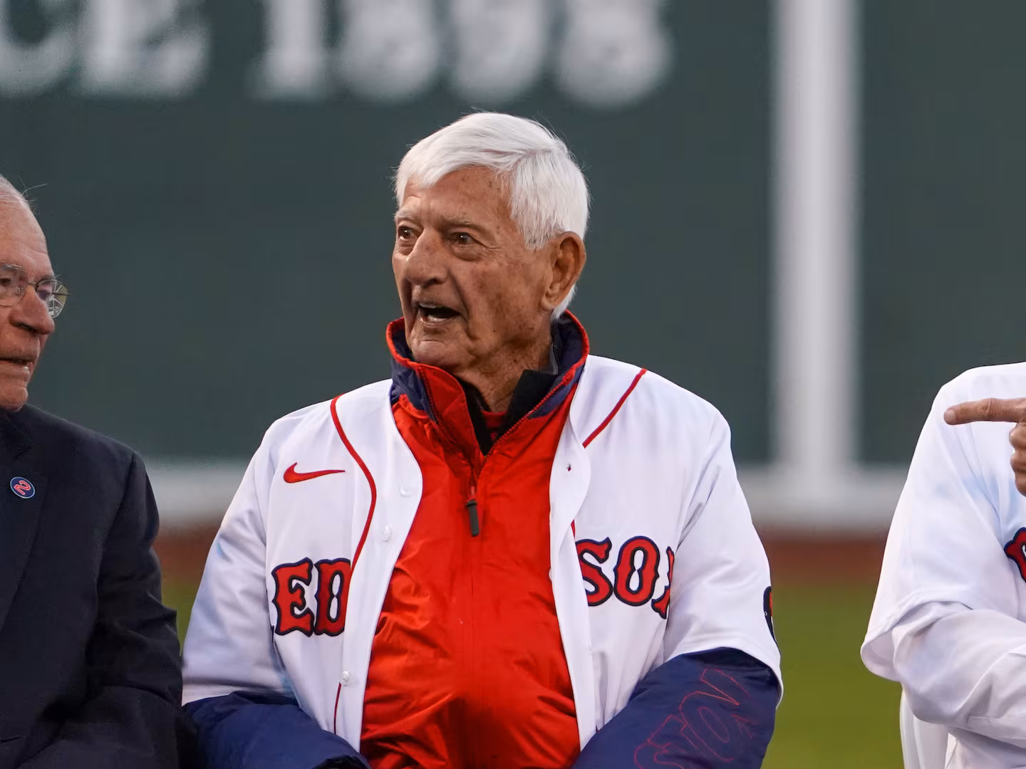 BREAKING NEWS: Boston Red Sox Legend Carl Yastrzemski Returns as Co-Owner In a monumental, Boston Red Sox owner John W. Henry family has officially declared that Carl Yastrzemski the legendary outfielder and long-time face of the franchise, will return to the organization in 2025 as a co-owner..…view more