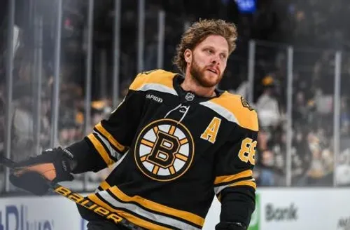 NHL NEWS: Boston Bruins are officially Finalizing the trading of Vegas Golden Knights premier Elite Big Center Jack Eichel on a Lucrative 5-yrs $74.8 million trade, in exchange Veags Golden Knights will Receive Center David Pastrňák plus 2027 first rounds picks and 2029 2nd round picks, Including….See more…