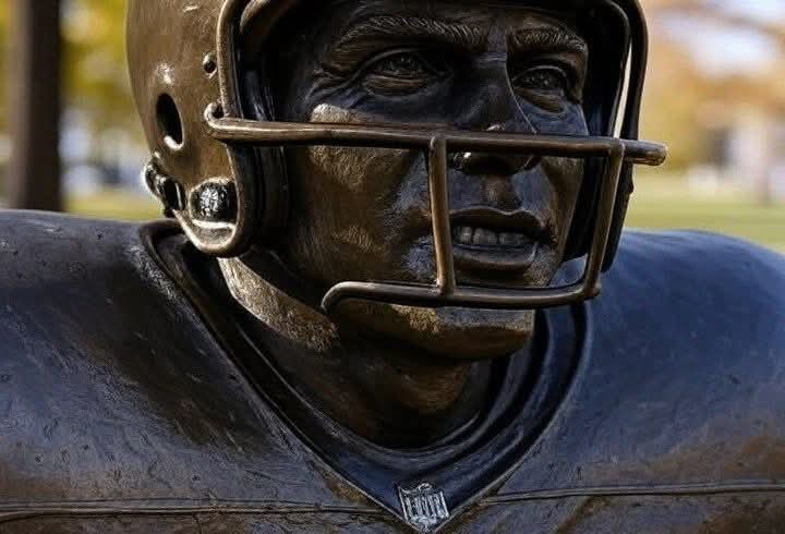 BREAKING NEWS: Green Bay Packers Honor Jerry Kramer with Statue at Lambeau Field In a monumental gesture to celebrate one of their most iconic figures, the Green Bay Packers have unveiled a statue honoring legendary guard and placekicker Jerry Kramer. The statue, located outside Lambeau Field, immortalizes the contributions of the Hall of Famer who epitomized grit, leadership, and excellence during the Packers’ glory years