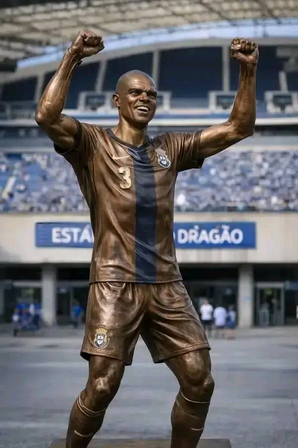 Ú𝙻𝚃𝙸𝙼𝙰 𝙷𝙾𝚁𝙰: 𝙾 𝙵𝙲 𝙿𝚘𝚛𝚝𝚘 𝚊𝚗𝚞𝚗𝚌𝚒𝚘𝚞 𝚘𝚏𝚒𝚌𝚒𝚊𝚕𝚖𝚎𝚗𝚝𝚎 𝚊 𝚌𝚛𝚒𝚊çã𝚘 𝚍𝚎 𝚞𝚖𝚊 𝚎𝚜𝚝á𝚝𝚞𝚊 𝚍𝚎 𝚋𝚛𝚘𝚗𝚣𝚎 𝚎𝚖 𝚑𝚘𝚖𝚎𝚗𝚊𝚐𝚎𝚖 𝚊𝚘 𝚜𝚎𝚞 Í𝚍𝚘𝚕𝚘 𝚅𝚒𝚟𝚘, 𝙿𝚎𝚙𝚎, 𝚎𝚖 𝚛𝚎𝚌𝚘𝚗𝚑𝚎𝚌𝚒𝚖𝚎𝚗𝚝𝚘 𝚙𝚎𝚕𝚘𝚜 𝚜𝚎𝚞𝚜 𝚐𝚛𝚊𝚗𝚍𝚎𝚜 𝚏𝚎𝚒𝚝𝚘𝚜, 𝚌𝚘𝚗𝚚𝚞𝚒𝚜𝚝𝚊𝚜 𝚑𝚒𝚜𝚝ó𝚛𝚒𝚌𝚊𝚜 𝚎 𝚍𝚎𝚍𝚒𝚌𝚊çã𝚘 𝚎𝚡𝚎𝚖𝚙𝚕𝚊𝚛 𝚊𝚘 𝚌𝚕𝚞𝚋𝚎..