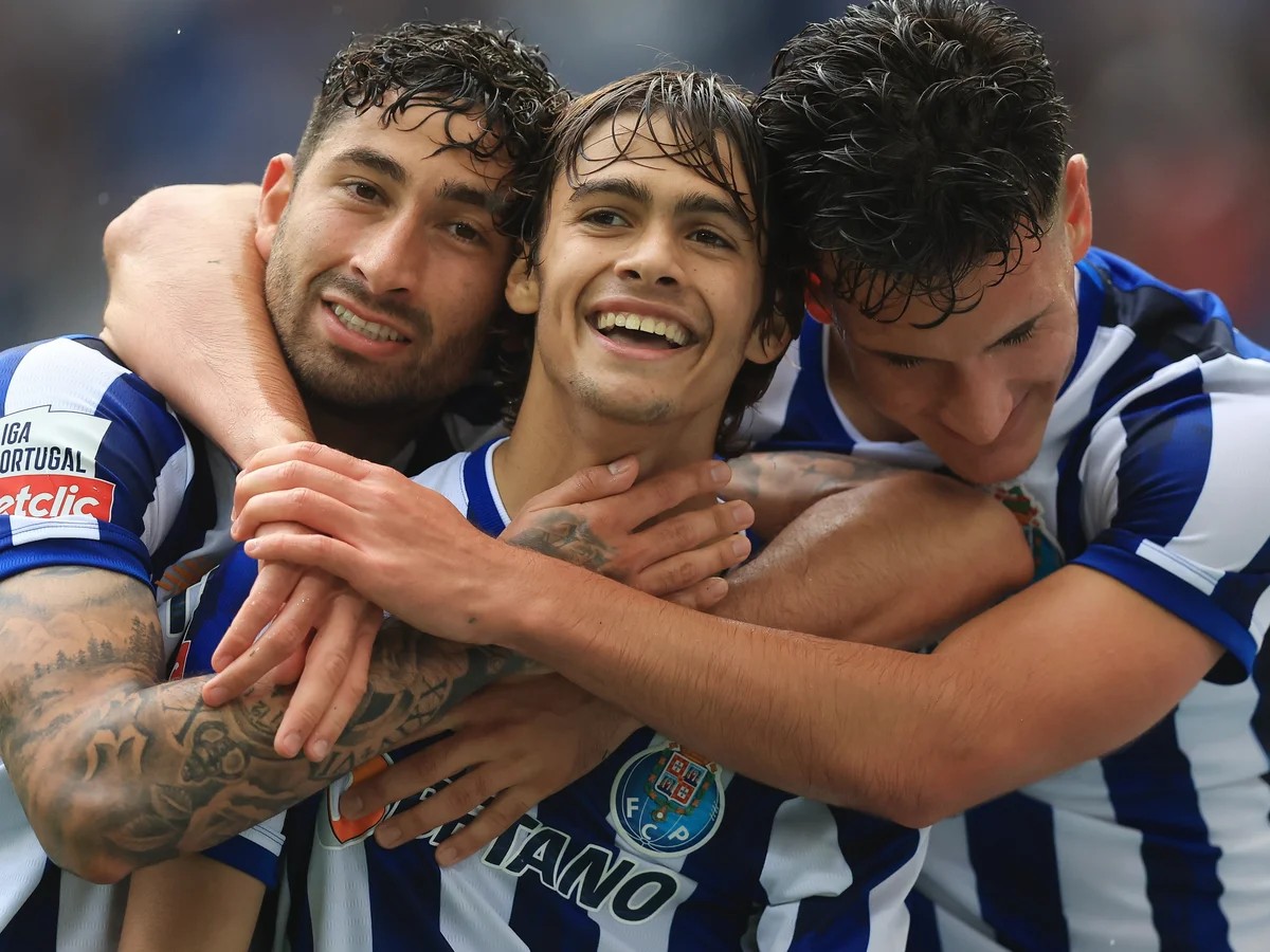 LEALDADE ACIMA DE MILHÕES: O presidente do FC Porto, André Villas-Boas, e todo o clube manifestaram profundo apreço pela decisão de Rodrigo Mora de rejeitar uma lucrativa oferta de 12,5 milhões de euros do Al Ittihad, optando por manter-se leal e reafirmar o seu amor e compromisso com a equipa…👇👇👇